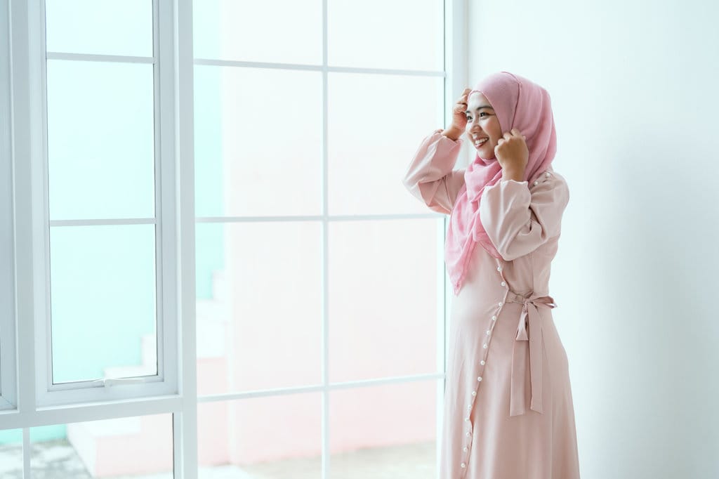 Panduan Busana Pesta Pernikahan Sederhana nan Elegan