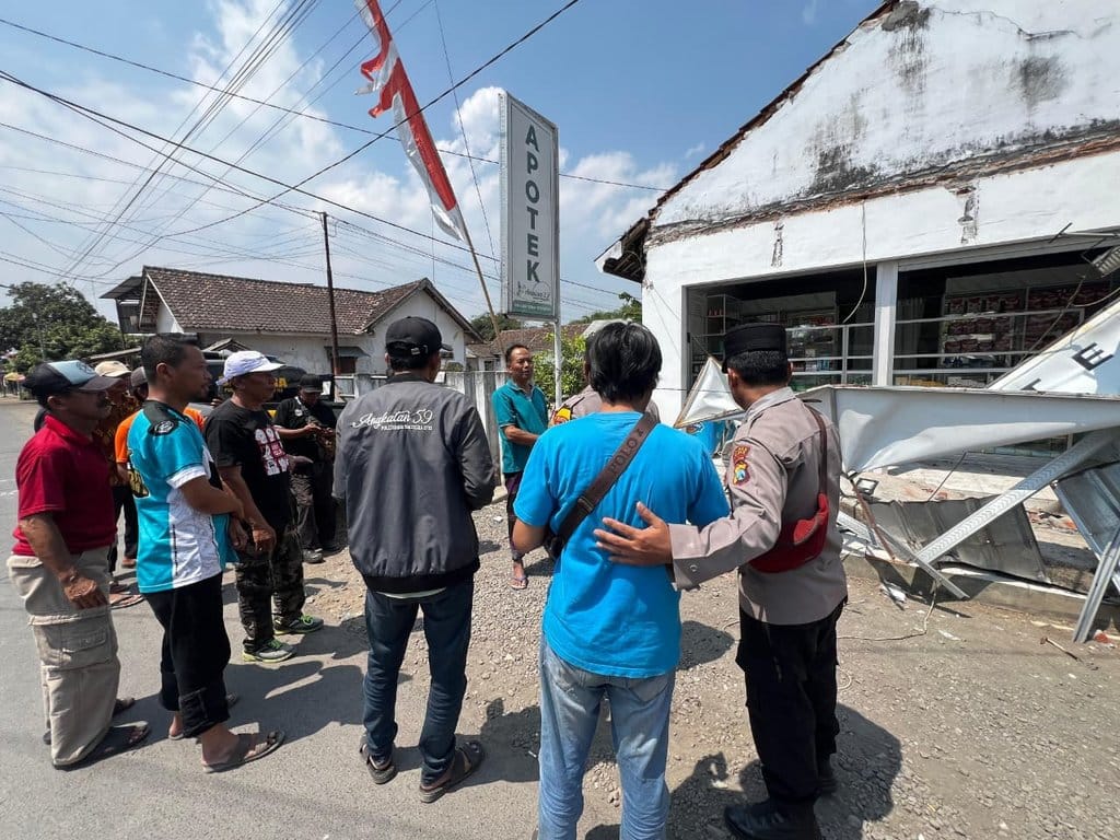Polisi Selidiki Kematian Pria di Jember Tertimpa Kanopi