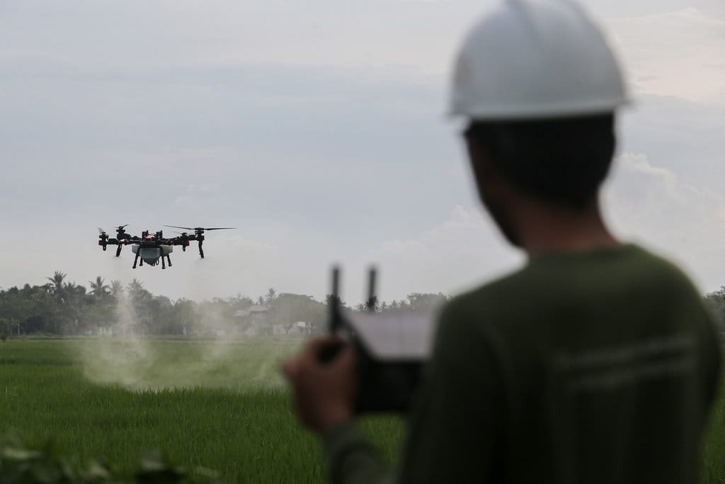 Drone Pertanian: Efisiensi atau Beban Baru Petani?