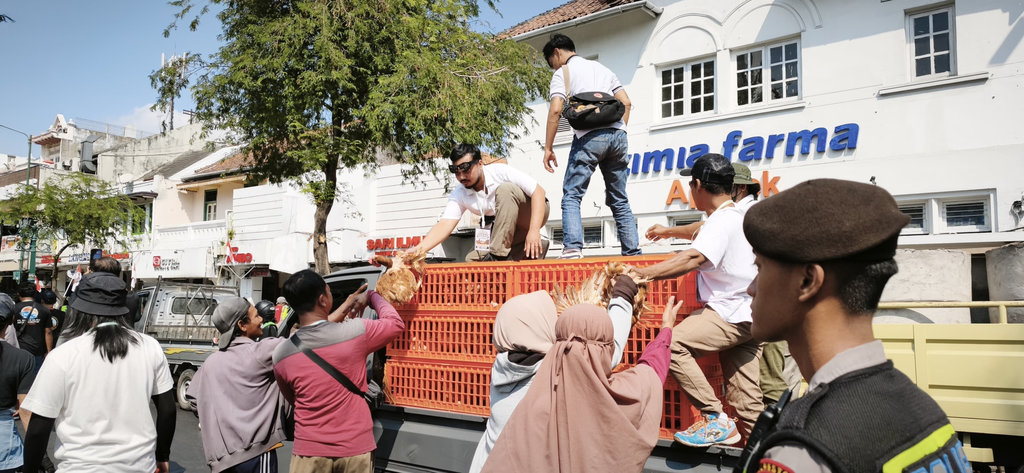 Peternak Yogyakarta Bagi Ayam dan Telur di Malioboro Protes Harga Anjlok