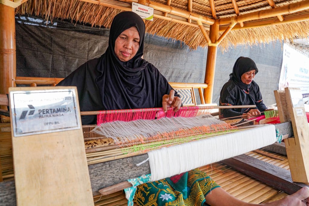 Penenun Sukarara Raup Rp750 Ribu per Kain Berkat Program Energi Terpadu