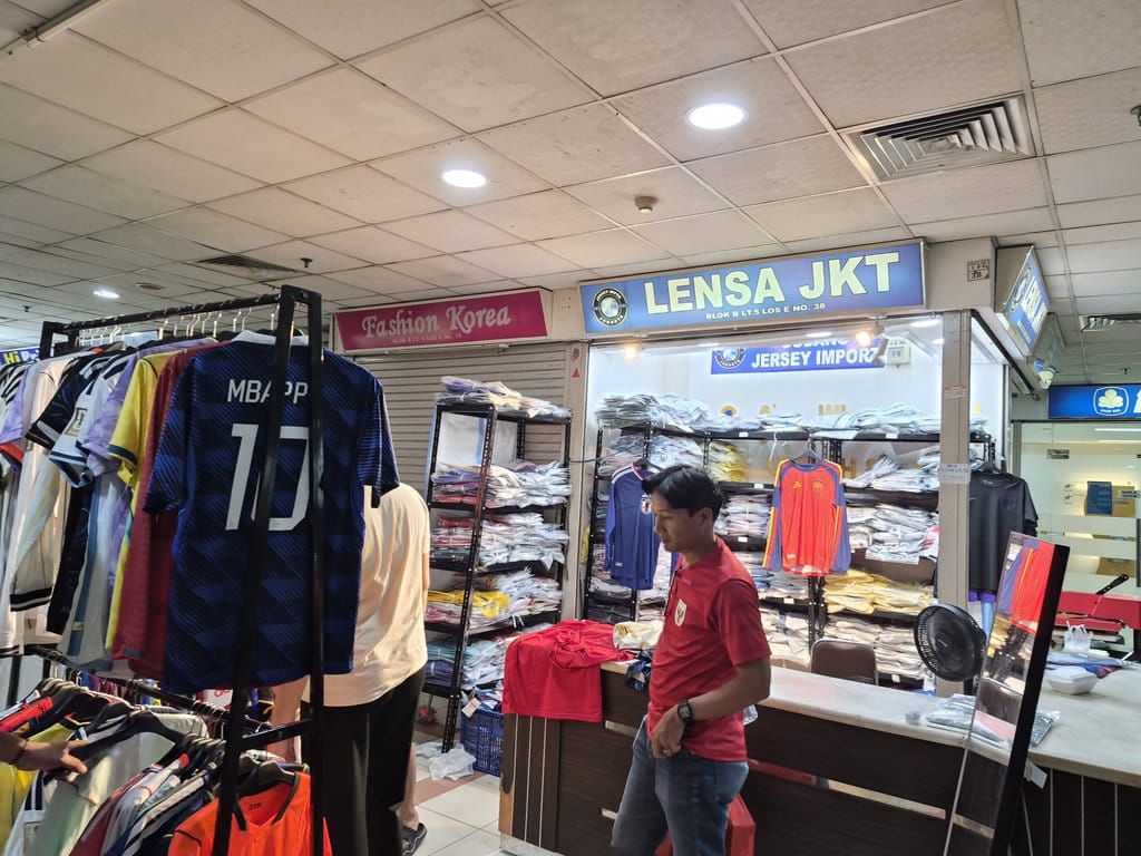 Penjual Jersey Putar Otak Saat Pasar Meredup Pasca Pesta Bola