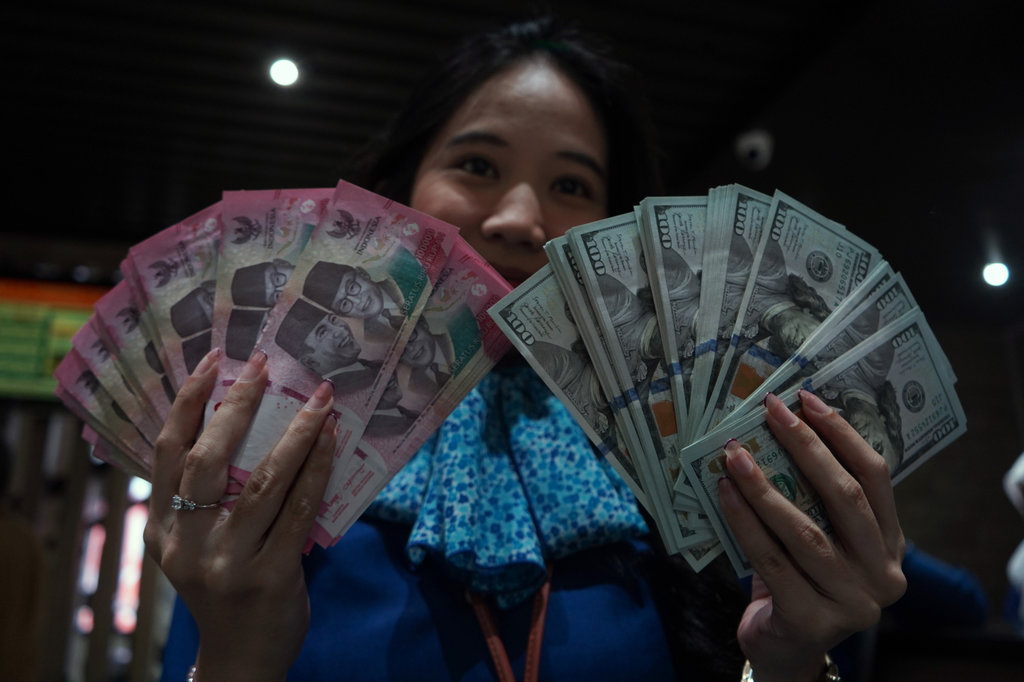 Rupiah Tertekan ke Rp17.917, IHSG Malah Dibuka Menghijau
