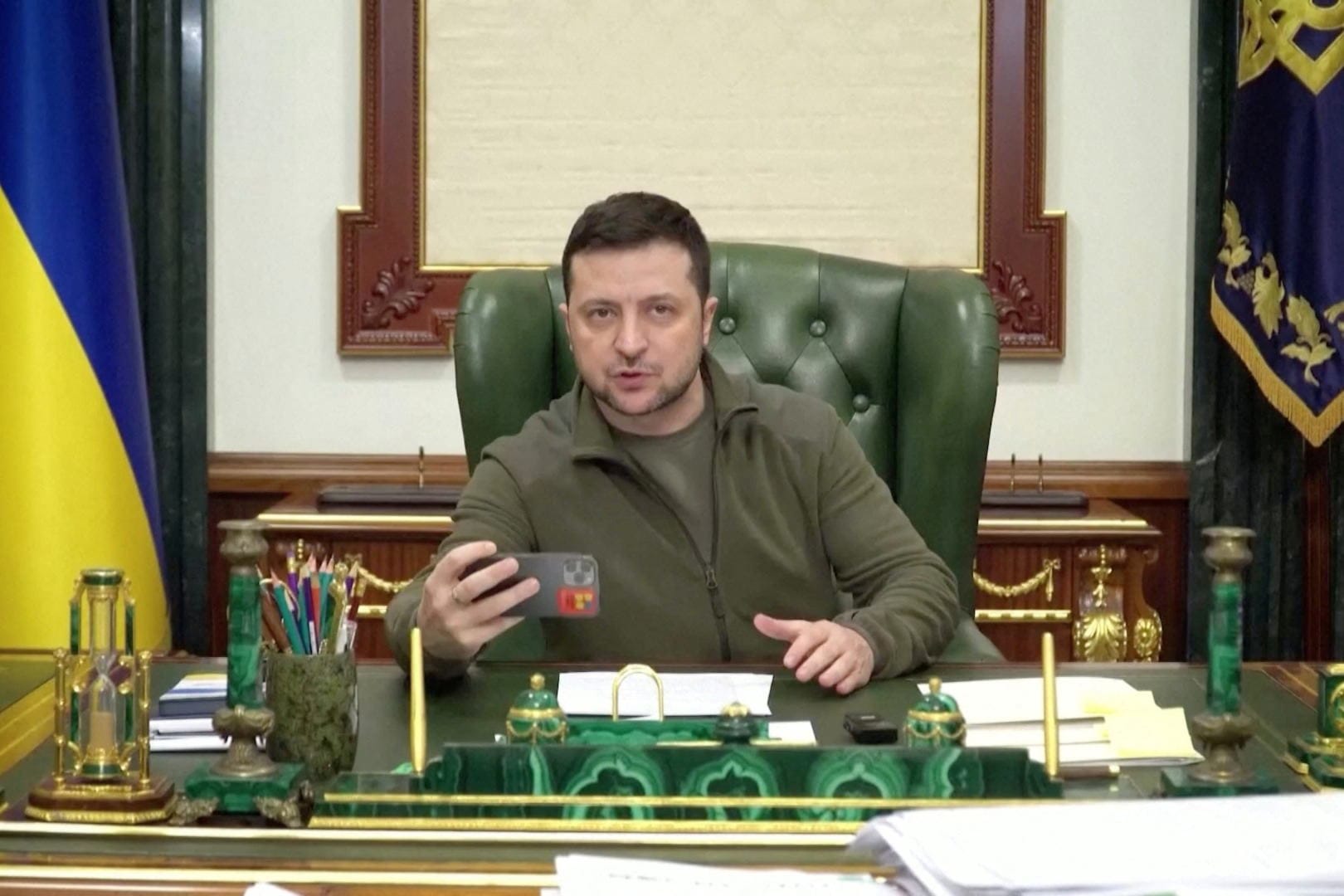Trump Ingin Ukraina Ganti Presiden, Zelenskiy Marah
