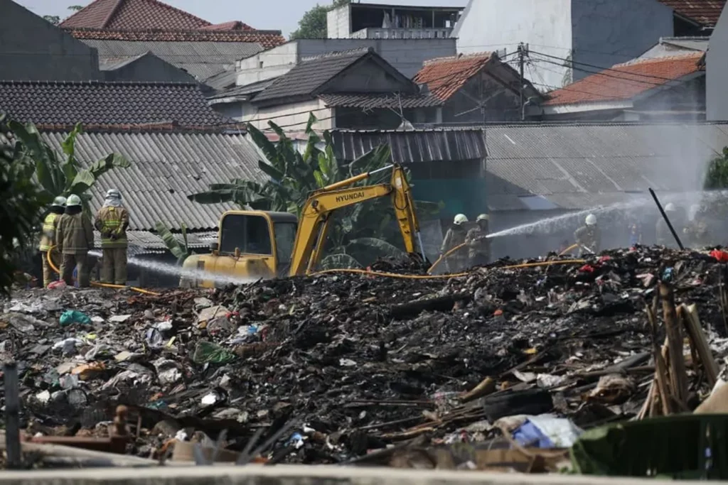 Petugas Damkar Tewas di TPS Liar, Tata Kelola Sampah Jakarta Dipertanyakan