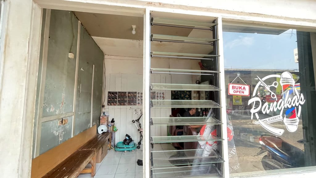 Tukang Cukur Tradisional Bertahan di Tengah Gempuran Barbershop