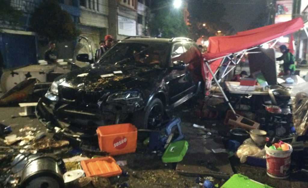 Mobil BMW Tabrak Tukang Becak dan Pedagang di Jalan Pungkur Bandung