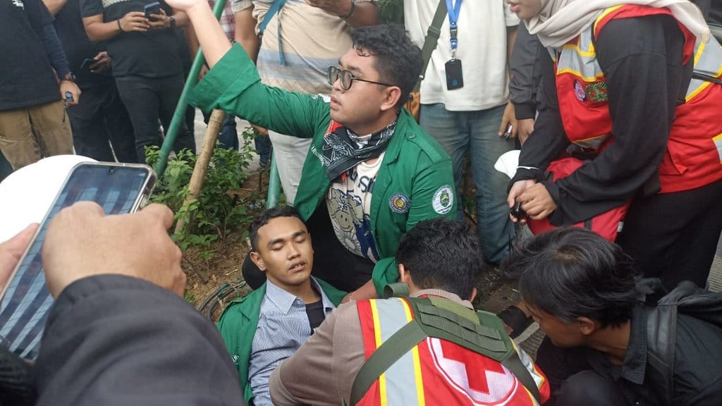 Mahasiswa Uhamka Pingsan di Tengah Ketegangan Aksi Jalan Sudirman