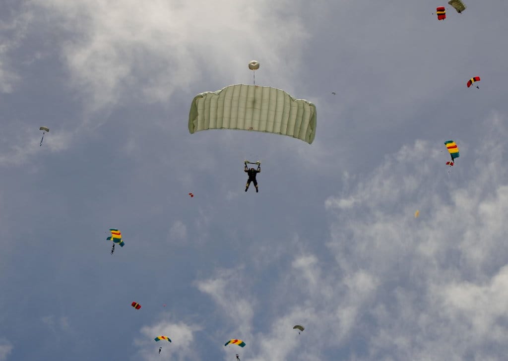 Victory Jump: Atraksi Terjun Payung Militer yang Spektakuler
