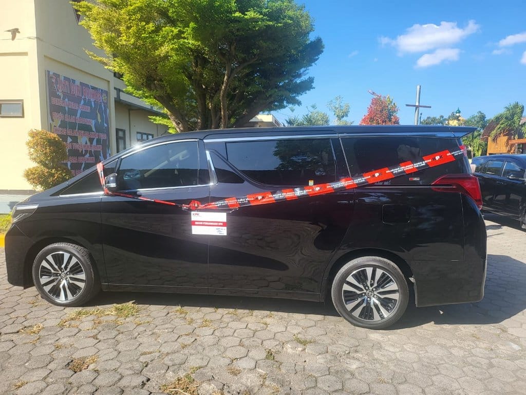 KPK Sita Alphard Bupati Lombok Barat Terkait Gratifikasi