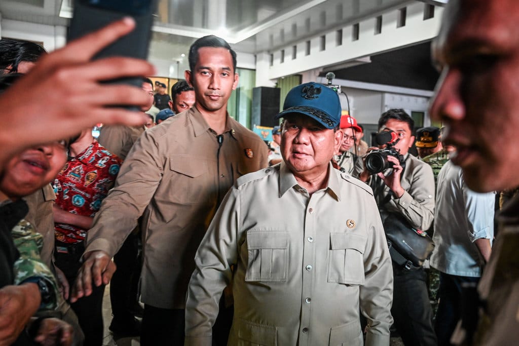 Prabowo Berbincang dengan Anak-anak NTT Usai Koordinasi