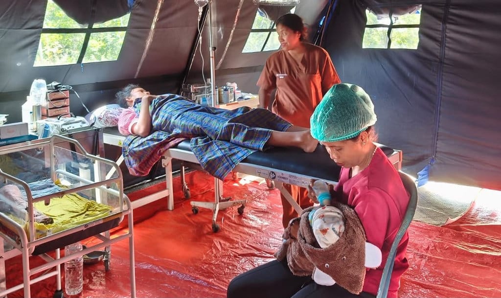 Penyintas Gempa NTT Melahirkan Selamat di Tenda Karang Taruna