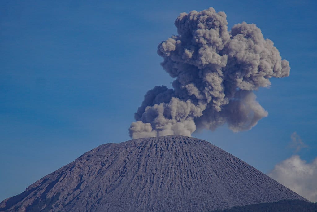 Semeru 21 Kali Erupsi dalam 6 Jam: Fakta atau Hoax?