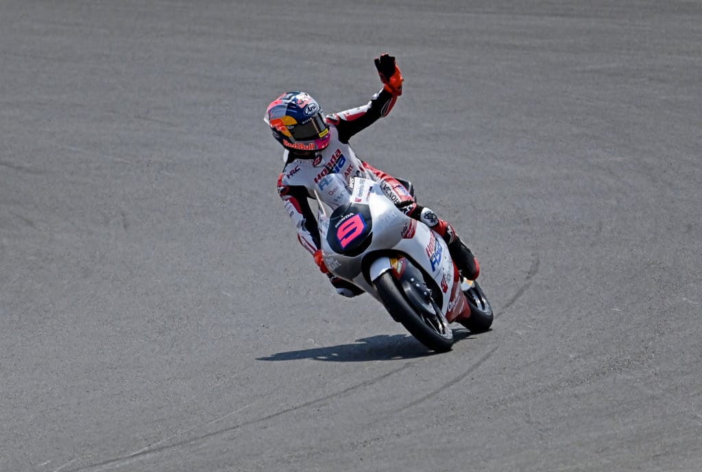 Quiles Juara Moto3 Mandalika, Veda Ega Finis Ketujuh