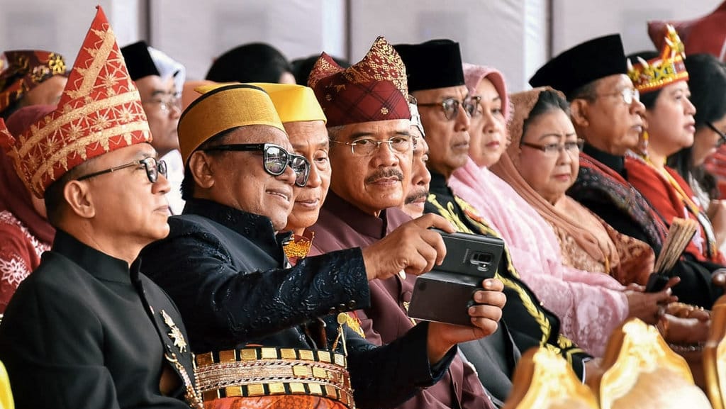 Verifikasi Baju Adat Pria untuk Upacara Kemerdekaan RI