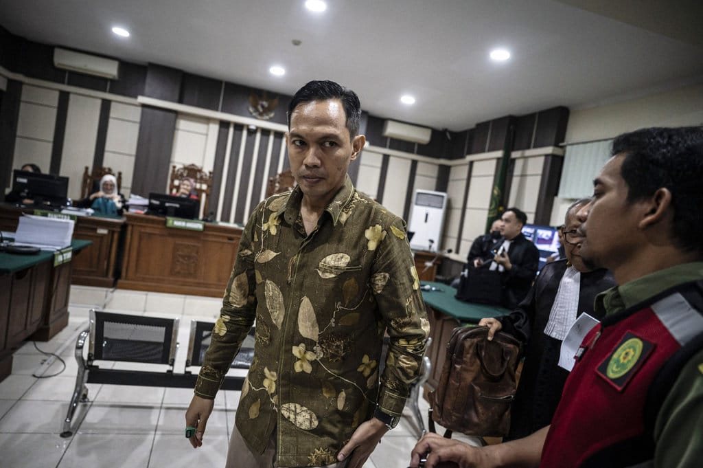 Bupati Cilacap Nonaktif Menangis Saat Bacakan Pembelaan