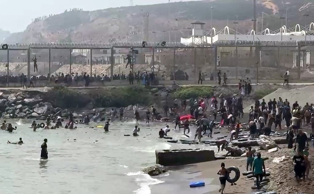 Fenomena Renang Massal Imigran Maroko ke Ceuta Terverifikasi
