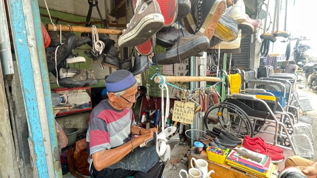 Lapak Sol Sepatu di Dewi Sartika: Warisan Keterampilan Lintas Generasi