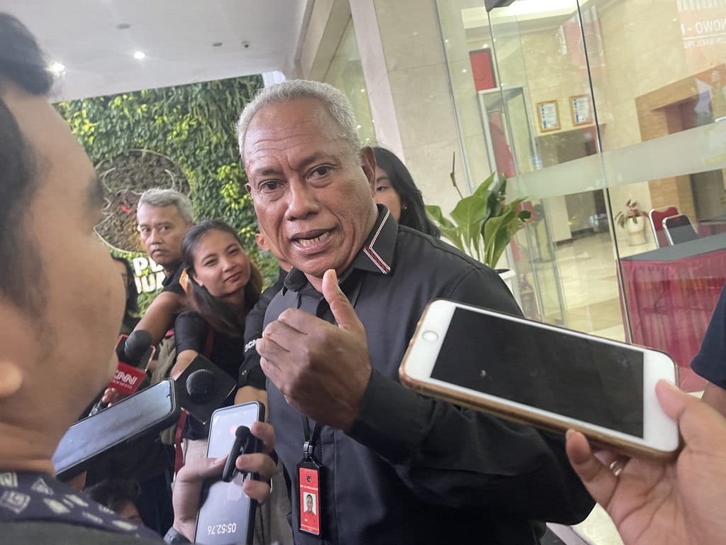 Politikus PDIP Serukan Gibran Mundur dan Evaluasi Keanggotaan KPU