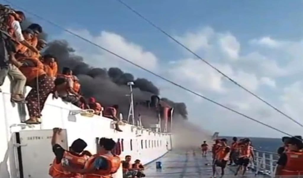 Operasi Penyelamatan Kapal Terbakar di Laut Jawa Masih Berlangsung