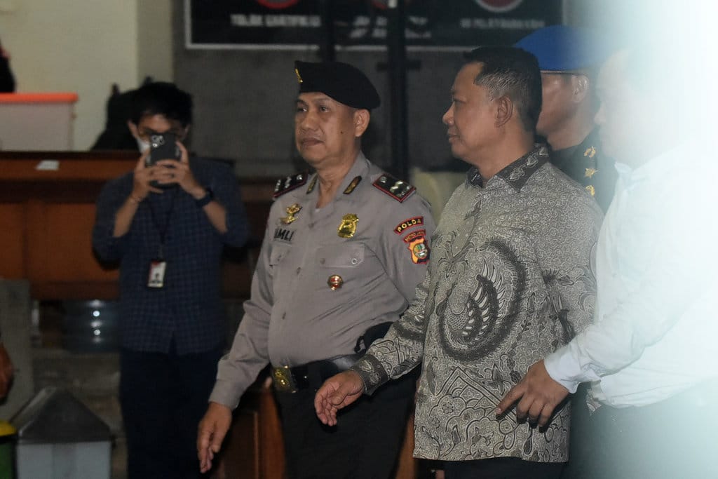 Mantan Jampidsus Tanpa Rompi Tahanan Saat Masuk Rutan KPK