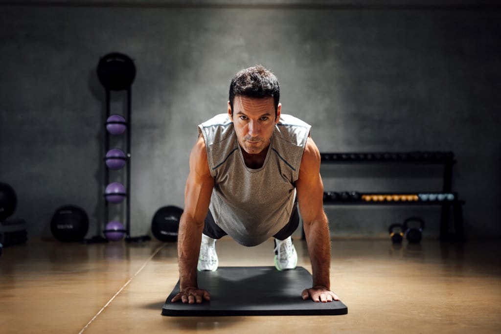 Forearm Plank vs High Plank: Mana yang Lebih Efektif untuk Tubuh?