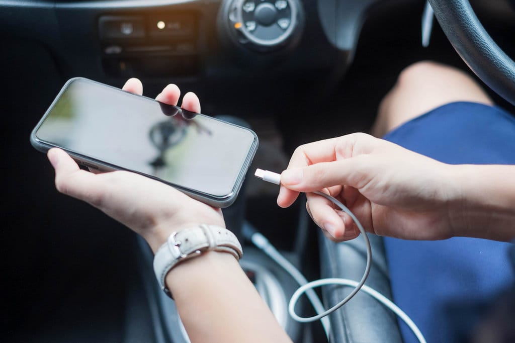 Mengecas HP di Mobil Bikin Aki Cepat Rusak? Ini Faktanya