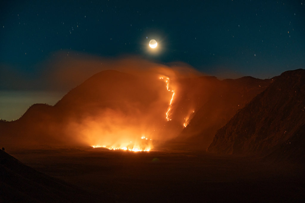 Bromo Ditutup Akibat Kebakaran, Prosedur Pengembalian Tiket Dibuka