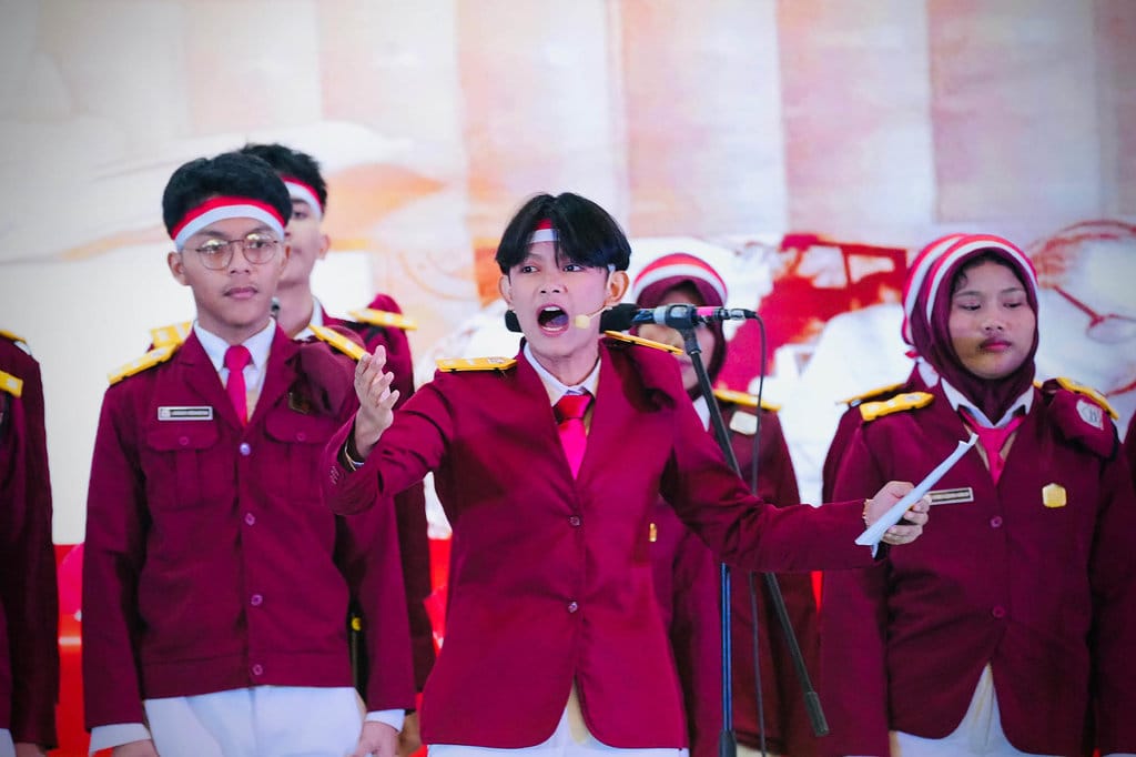 Murid Sekolah Rakyat Semarakkan Pembukaan HUT ke-81 RI di Kemensos