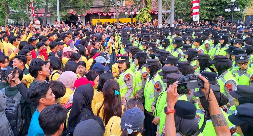 Mahasiswa Semarang Tembus Kawalan Aparat hingga Kuasai Tugu Muda