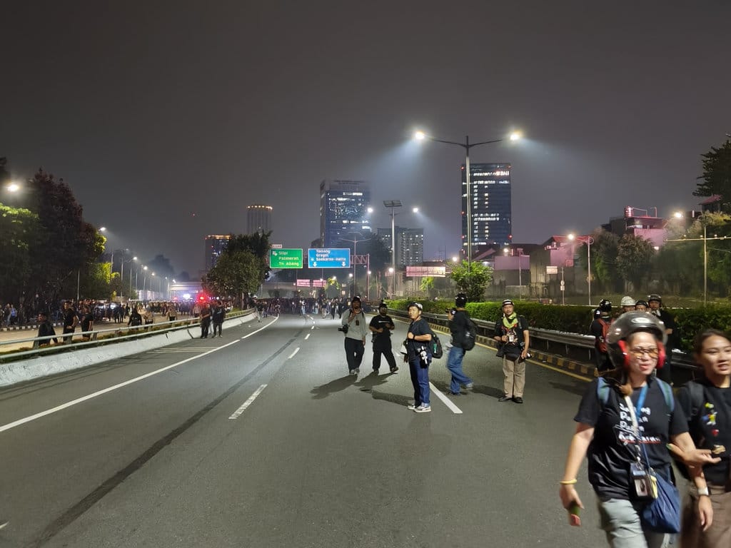 Polisi Membubarkan Massa di Depan Gedung DPR dengan Water Cannon