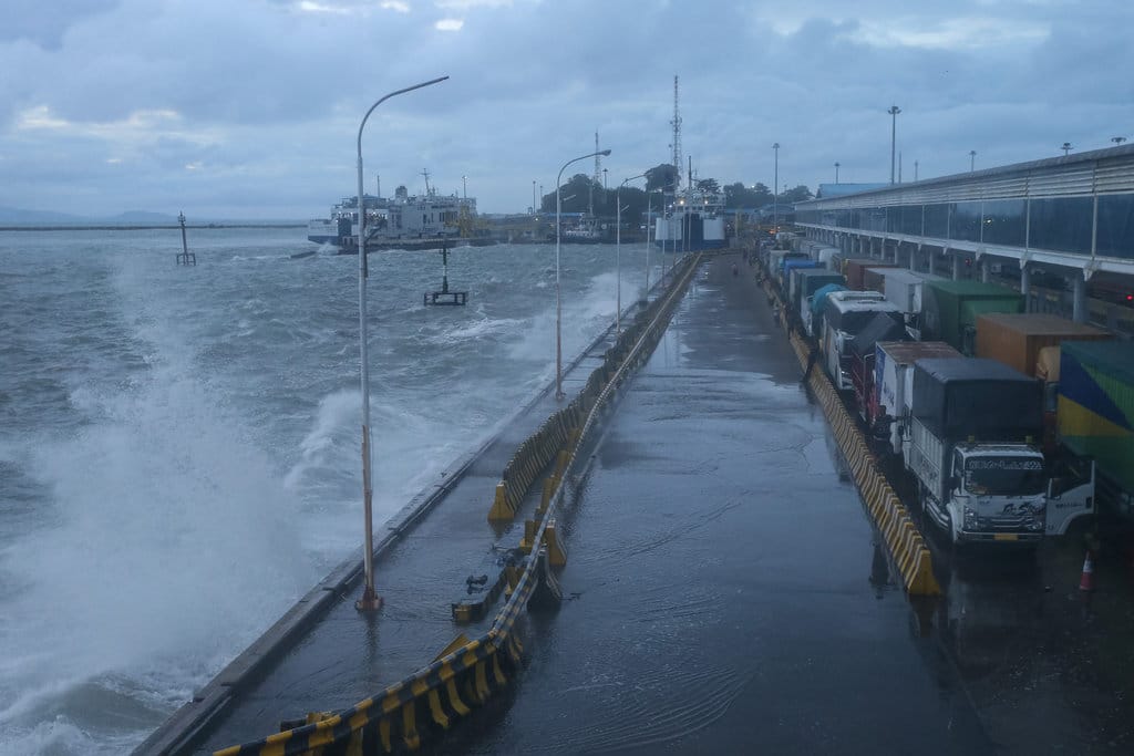 Angin Monsun Barat Picu Musim Hujan dan Ancam Pelayaran