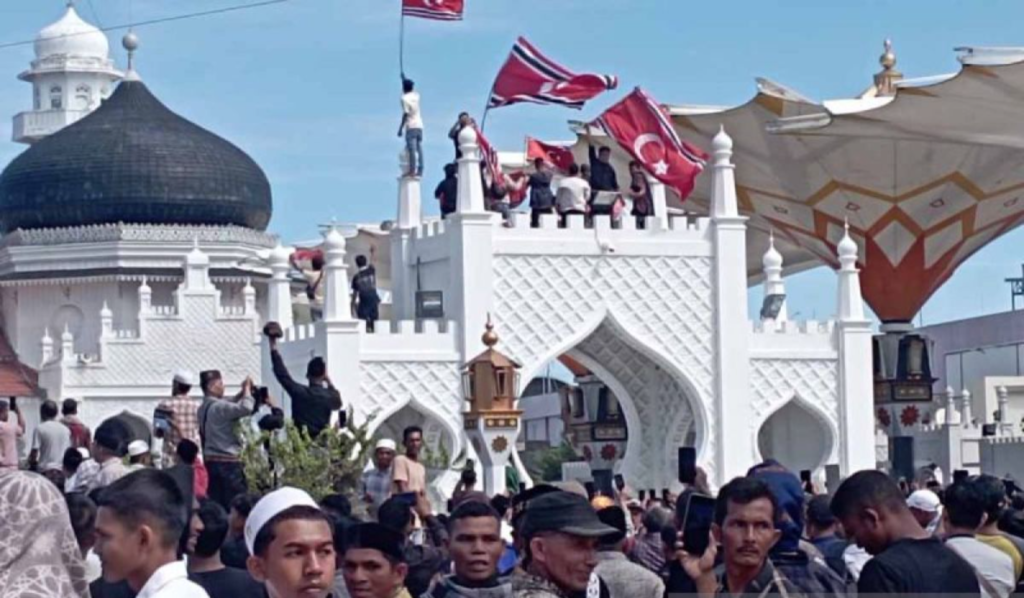 Verifikasi Klaim Penggantian Bendera di Masjid Raya Baiturrahman Banda Aceh