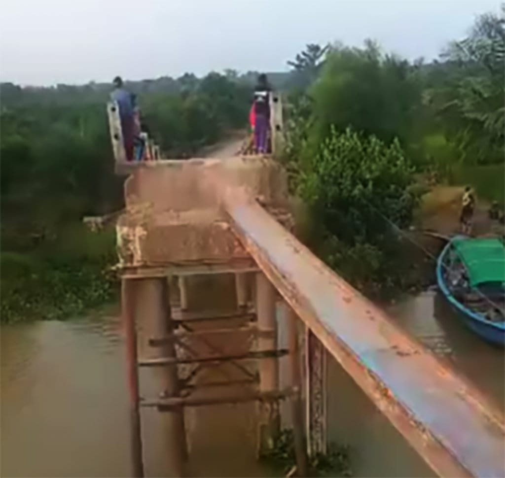 Jembatan Penghubung Runtuh, Akses Desa Terisolasi Semakin Parah