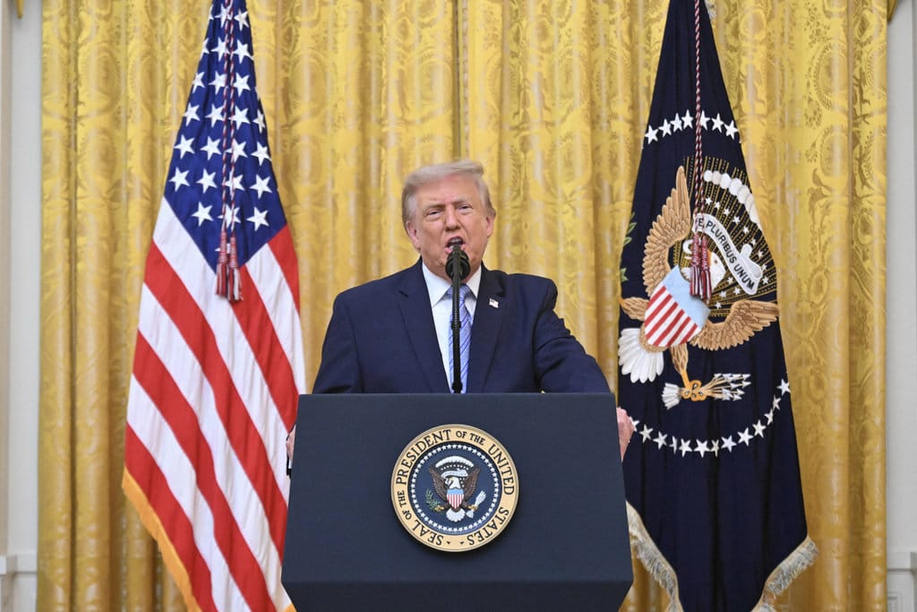 Trump Berlakukan Tarif Impor Baru, Indonesia Dikenai Bea 10 Persen