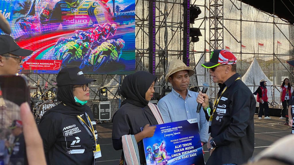 Pertamina Dukung Perajin Tenun Sade dengan 45 Alat Baru