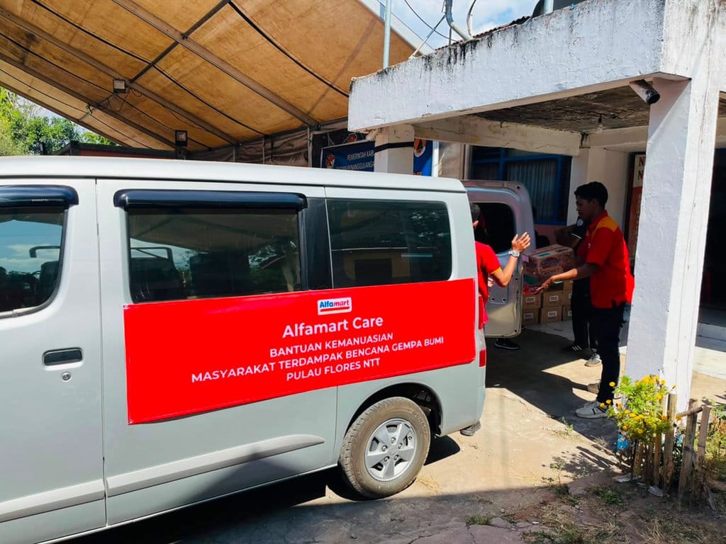 Alfamart Salurkan Bantuan Logistik bagi Warga Terdampak Gempa NTT