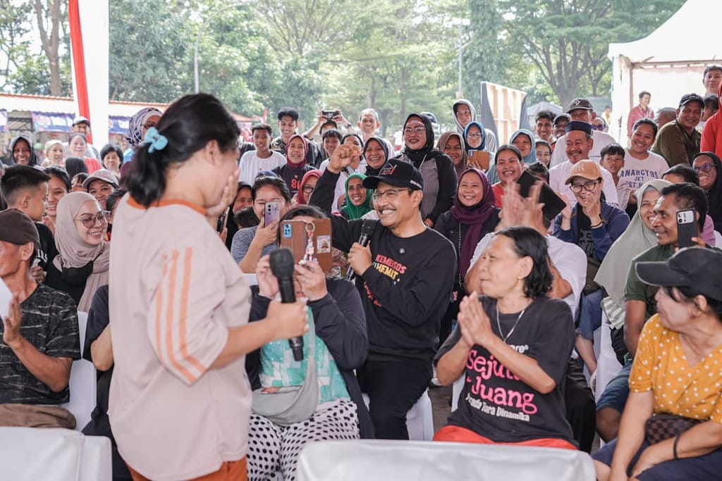 Gus Ipul Hadiri Jamuan Rakyat Kalijodo, Bagikan Sembako ke Warga