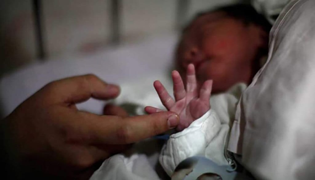 Kisah Bayi 28 Hari dan Bahaya Mitos Pengobatan Tradisional