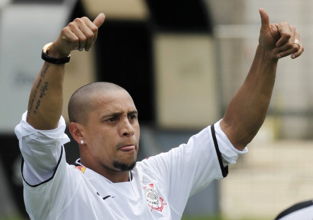 Benarkah Roberto Carlos Sudah Mualaf? Ini Hasil Verifikasinya
