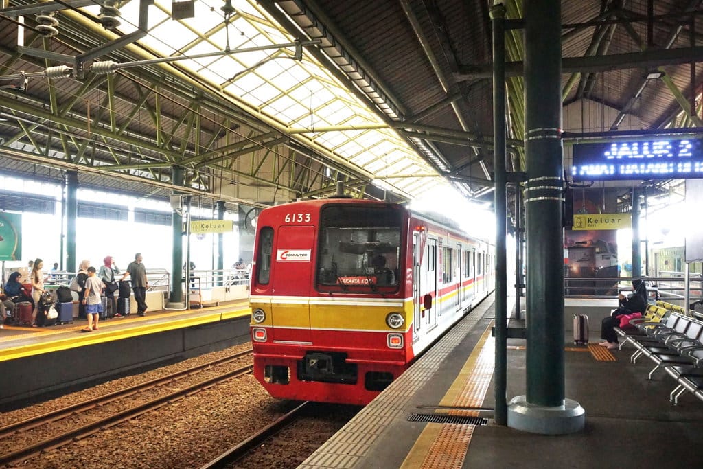 Keselamatan Penumpang KRL Terancam, Pemasangan Pagar Pengaman Peron Masih Tertunda