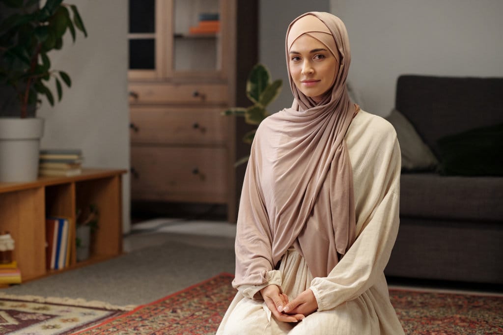 8 Warna Hijab Paling Serasi untuk Gamis Cream