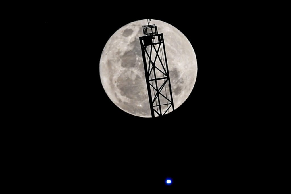 Kutub Selatan Bulan Jadi Ajang Baru Perlombaan Antariksa Global