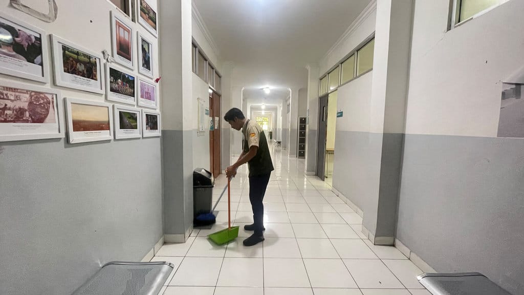Petugas Kebersihan: Kisah di Balik Profesi yang Kerap Terabaikan