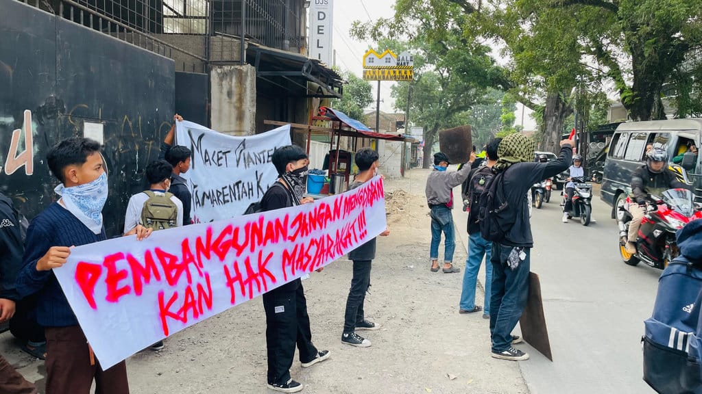 Warga Kabupaten Bandung Tuntut Perbaikan Jalan yang Lambat