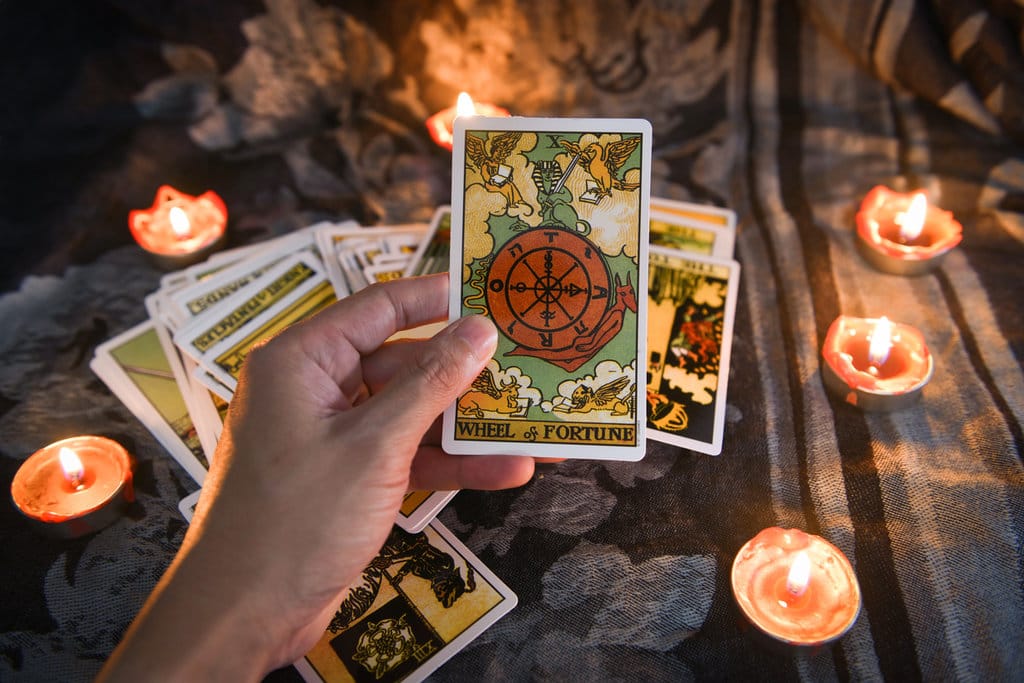 Membaca Tarot: Bakat Bawaan atau Keterampilan yang Dipelajari?