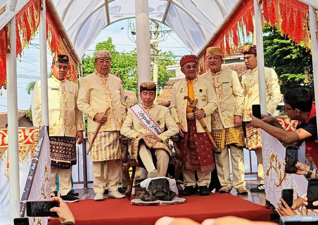Gelar Adat untuk Jokowi: Kehormatan atau Strategi Elektoral?