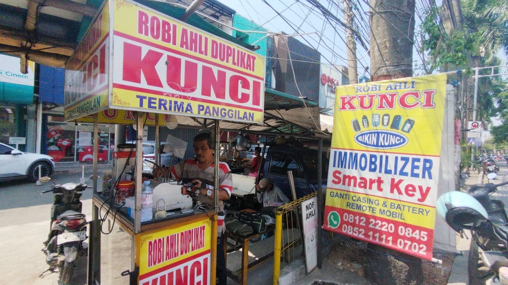 Tukang Kunci Bertahan di Tengah Badai Teknologi Canggih