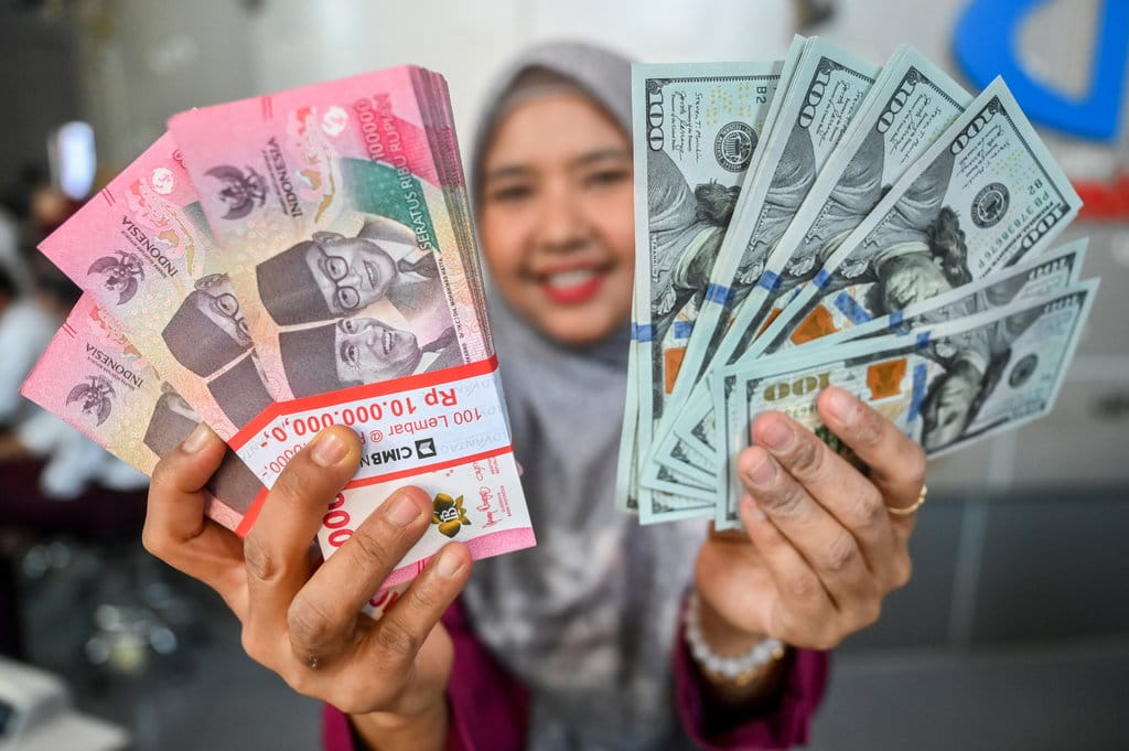 Rupiah Melemah Tipis terhadap Dolar AS, IHSG Dibuka Menguat