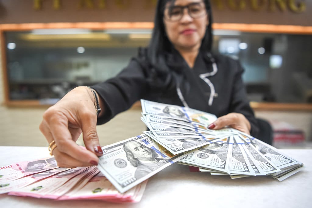 Rupiah Tertekan ke Rp17.972, IHSG Memerah di Sesi Pembukaan